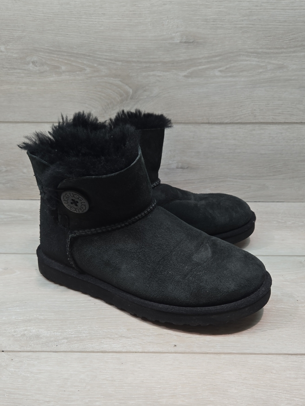 Ugg Australia Women 3352 Black Short Shearling Button Boots Shoes Sz 8